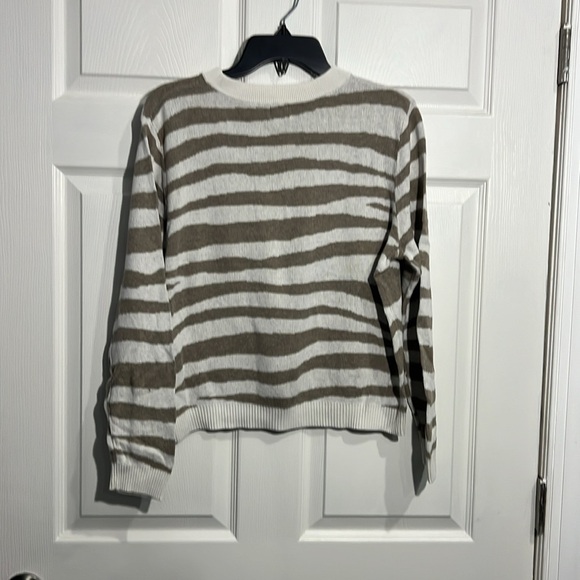 A New Day women’s ivory top with tan animal stripes. Size Large. - Picture 6 of 8